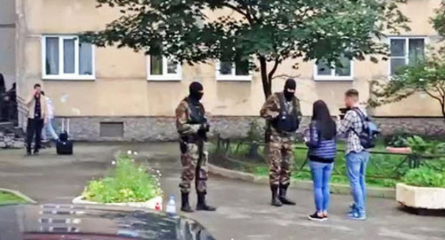 Сотрудники силовых структур на месте спецоперации в Санкт-Петербурге. 17 августа 2016 г. Кадр из видео ТВ Центр http://www.tvc.ru/news/show/id/98724