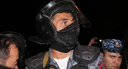 Сотрудники полиции. Ереван. Фото Тиграна Петросяна для "Кавказского узла"