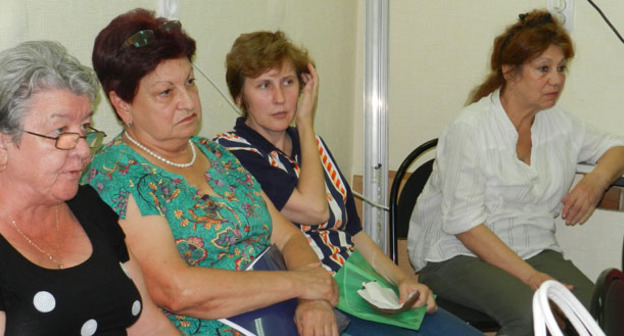 Жители Кировского района Волгограда, жалующиеся на промышленное загряжнение воздуха. 19 августа 2016 г. Фото Татьяны Филимоновой для "Кавказского узла"