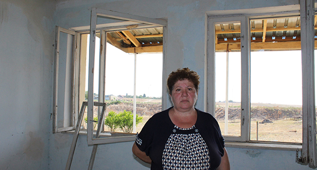 Жительница Мартакерта возле своего дома. Фото Алвард Григорян для "Кавказского узла"