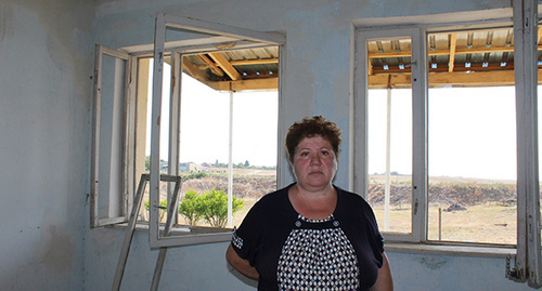 Жительница Мартакерта возле своего дома. Фото Алвард Григорян для "Кавказского узла"