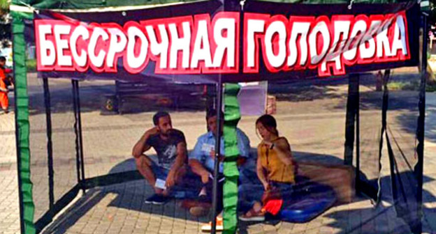 "Коммунисты России" проводят голодовку за отставку Губернатора Ставропольского края. Михаил Абрамян - в центре. Краснодар, 25 августа. Фото со страницы Михаила Абрамяна в Facebook