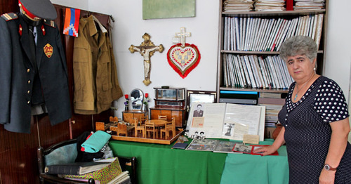 Уголок посвященный сыну Веры Григорян, руководителя "Союза родных без вести пропавших Нагорного Карабаха".  Степанакерт, 30 августа 2016 
г. Фото Алвард Григорян для "Кавказского узла"