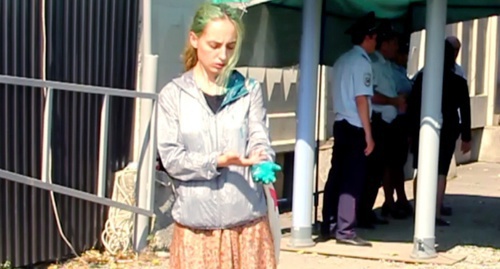 Елена Костюченко показывает следы зеленки, которой ее облили во время нападения. Скриншот видеозаписи корреспондента "Кавказского узла"