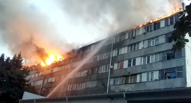 Пожар в доме по улице Энгельса в Ессентуках. Скриншот видеозаписи на странице ГТРК "Ставрополье" в YouTube, www.youtube.com/watch?v=9xJSkJ0_l90