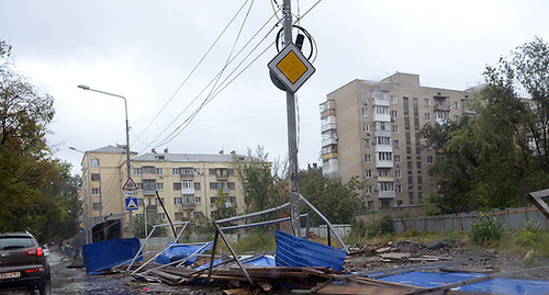 Оборваны провода, повален забор вокруг стройплощадки – итог непогоды в Ростове-на-Дону. Фото Олега Пчелова для "Кавказского узла"