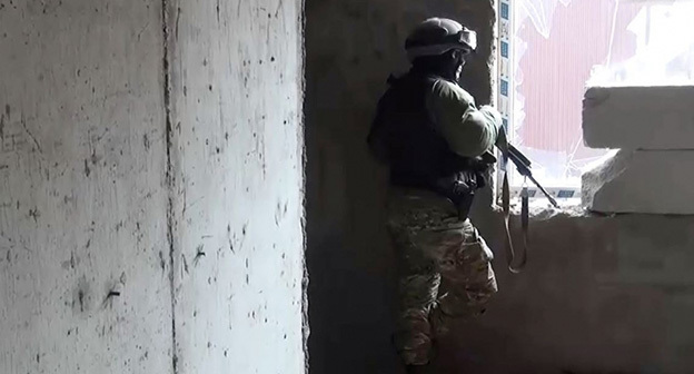 Представитекль силовых структур во время КТО. Фото: http://nac.gov.ru/kontrterroristicheskie-operacii/v-mahachkale-provedena-kontrterroristicheskaya.html