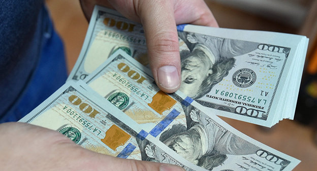 Доллары США. Фото: © Sputnik/ Murad Orujov
 http://ru.sputnik.az/economy/20160909/407020215/socar-vypustit-sobstvennye-procentnye-obligacii.html