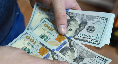Доллары США. Фото: © Sputnik/ Murad Orujov
 http://ru.sputnik.az/economy/20160909/407020215/socar-vypustit-sobstvennye-procentnye-obligacii.html