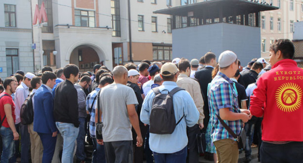Поток мусульман возле метро в Москве. Фото Мурада Шихахмедова для "Кавказского узла"