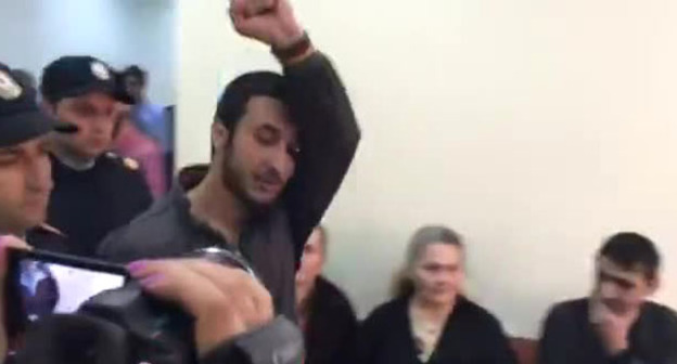 Активист Nida Байрам Мамедов в зале суда. Кадр из видео http://www.radioazadlyg.org/a/bayram-giyaseddin-nida-hebs/27730544.html