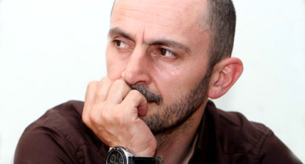 Главный редактор еженедельника "Черновик" Маирбек Агаев. Фото http://chernovik.net/content/politika/harakiri