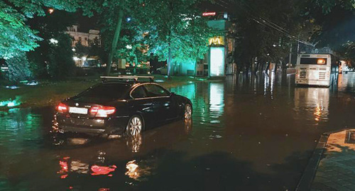 Потоп в Краснодаре 1 июня 2016 года. Фото:  Максим Тишин / Югополис http://www.yugopolis.ru/news/v-sud-napravleno-delo-o-gibeli-podrostka-ot-udara-tokom-vo-vremya-livnya-v-krasnodare-96296