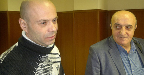 Дмитрий Павлюченков (слева) и его адвокат Карен Нерсесян в Мосгорсуде. 12 декабря 2012 г. Фото Юлии Буславской для "Кавказского узла"
