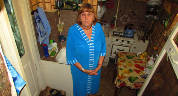 Надежда Шахмарданова сообщила, что пол в ее муниципальной квартире с июля начал проваливаться, помещение постоянно затапливают грунтовые воды. Астрахань, сентябрь 2016 г. Фото Вячеслава Ященко для "Кавказского узла"