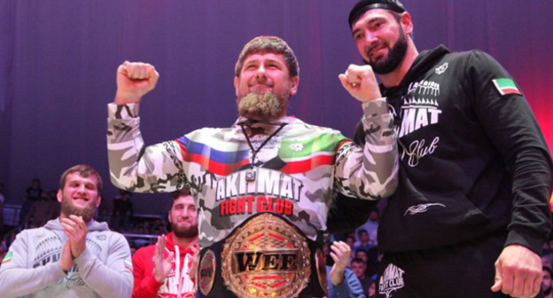 Рамзан Кадыров (в центре) во время турнира по смешанным единоборствам Grand Prix Akhmat-2016. Грозный, май 2016 г. Фото http://www.grozny-inform.ru/news/health/72797/