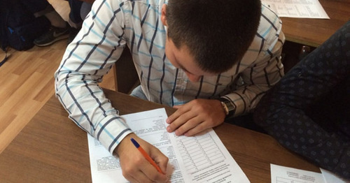 Участник акции "Большой этнографический диктант". Фото www.riadagestan.ru