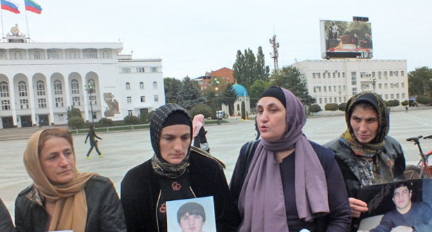Митинг родных пропавших дагестанцев. Махачкала, 11 октября 2016 г. Фото Патимат Махмудовой для "Кавказского узла"