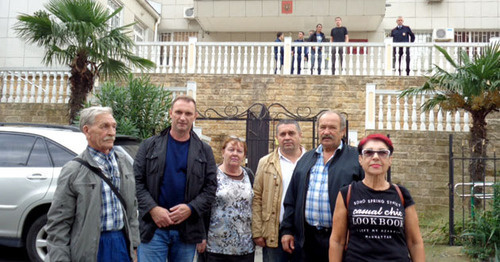 Защита казака Фетисова возле здания суда. Сочи, октябрь 2016 г. Фото Светланы Кравченко для "Кавказского узла"