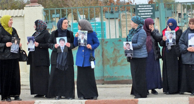 В митинге приняли участие родные похищенных в разные годы дагестанцев. Хасавюрт, 14 октября 2016 г. Фото Патимат Махмудовой для "Кавказского Узла"