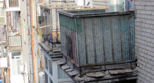 Балконы соседей Тростянской также нуждаются в ремонте.  Фото Вячеслава Ященко для "Кавказского узла"