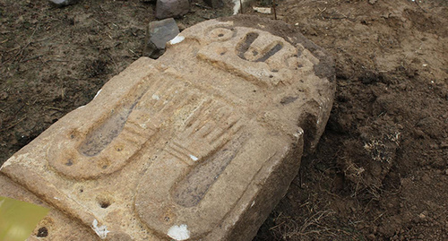 Каменное извояние обнаруженный вблизи села Нор Кармирован в Мартакертском районе Нагорного Карабаха