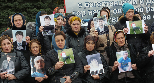 Родственники пропавших дагестанцев во время акции протеста. Махачкала, 17 октября 2016 г. Фото Патимат Махмудовой для "Кавказского узла"