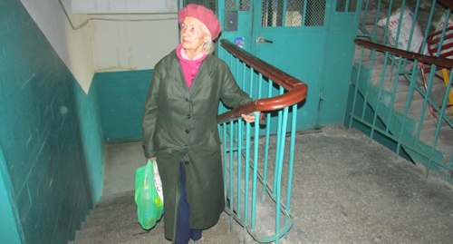 Валентина Тростянская поднимается на седьмой этаж по лестнице.  Фото Вячеслава Ященко для "Кавказского узла"