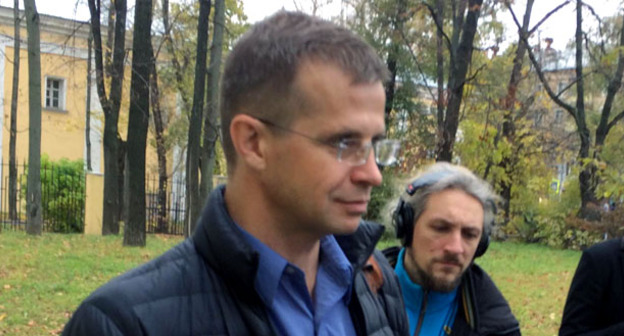 Павел Караулов во время обеденного перерыва общаясь с прессой у здания МОВСа 17.10.2016. Фото Юлии Буславской для "Кавказского узла"

