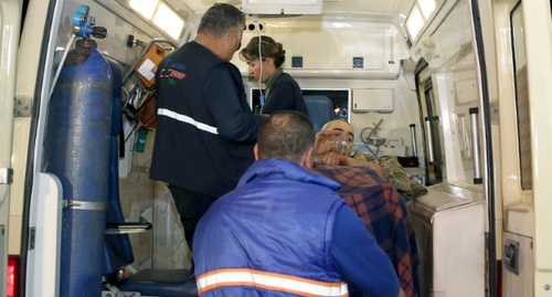 Сотрудники скорой помощи увозят одного из пострадавших военнослужащих в больницу после ДТП. Грузия, 21 октября 2016 года. Фото: mod.gov.ge