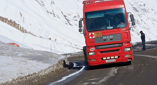 Большегрузный автомобиль на военно-грузинской дороге. Фото: © Sputnik/ Александр Имедашвили
http://sputnik-georgia.ru/georgia/20161025/233603885/Verhnij-Lars-segodnja-dvizhenie-k-granice-s-RF-ogranicheno-iz-za-nepogody.html