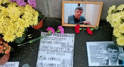 Портрет Немцова на месте его убийства, 9 октября 2015 г. Фото Вячеслава Ферапошкина для "Кавказского узла"