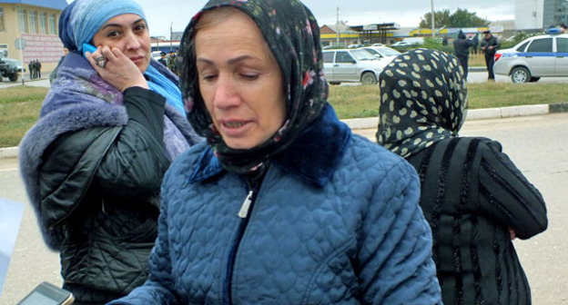 Умрайха Гасанова, мать пропавшего Ислама Магомедова во время митинга. Хасавюрт, 14 октября 2016 г. Фото Патимат Махмудовой для "Кавказского Узла"