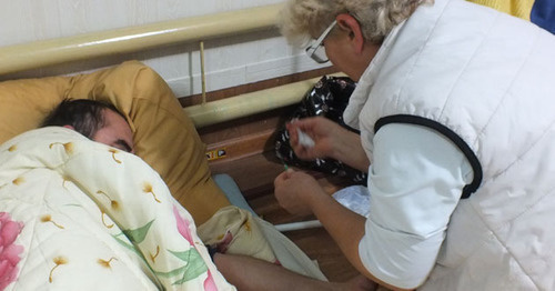 Оказание медицинской помощи участнику голодовки. 11 октября 2016 г. Фото Патимат Махмудовой для "Кавказского узла"