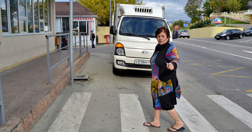 Хозяйка ООО «Карина» показывает неправильную разметку на дороге. Сочи, октябрь 2016 г. Фото Светланы Кравченко для "Кавказского узла"