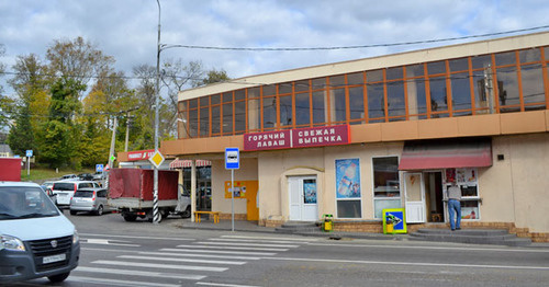 Здание общественной остановки по ходу движения в Дагомысс  с торговыми павильонами, которое администрация требует  снести. Сочи, октябрь 2016 г. Фото Светланы Кравченко для "Кавказского узла"