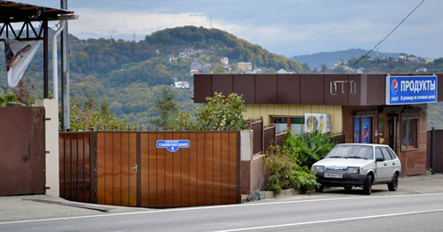 Частный магазин в частном доме по переулку Тамбовский, 1 на федеральной трассе. Сочи, октябрь 2016 г. Фото Светланы Кравченко для "Кавказского узла"