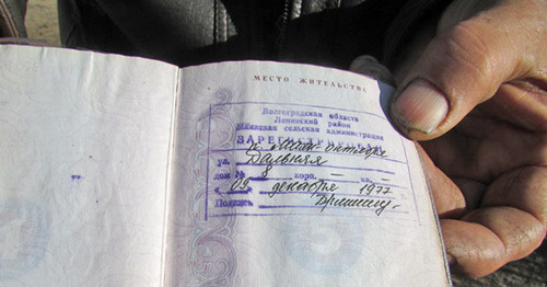 Супруги Салпиевы сообщили, что у них имеется прописка в доме, из которого их пытаются выселить. Волгоградская область, октябрь 2016 г. Фото Вячеслава Ященко для "Кавказского узла" Супруги Салпиевы сообщили, что у них имеется прописка в доме, из которого их пытаются выселить. Волгоградская область, октябрь 2016 г. Фото Вячеслава Ященко для "Кавказского узла"
