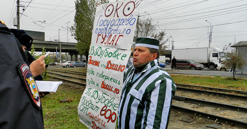 Василий Дегтярев провел одиночный пикет у здания прокуратуры Волгоградской области. 31 октября 2016 г. Фото Татьяны Филимоновой для "Кавказского узла"