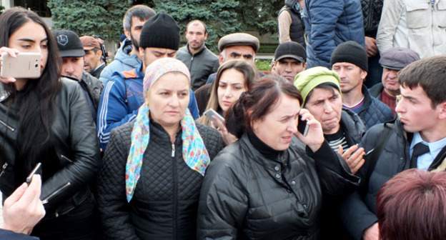 Митингующие в ожидании представителя администрации города. Махачкала, 31 октября 2016 г. Фото Патимат Махмудовой "Кавказского узла"