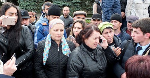 Митингующие в ожидании представителя администрации города. Махачкала, 31 октября 2016 г. Фото Патимат Махмудовой "Кавказского узла"