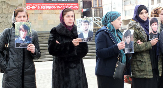 Родные пропавших дагестанцев во время митинга у здания Русского театра. Махачкала, 31 октября 2016 г. Фото Патимат Махмудовой для "Кавказского узла"