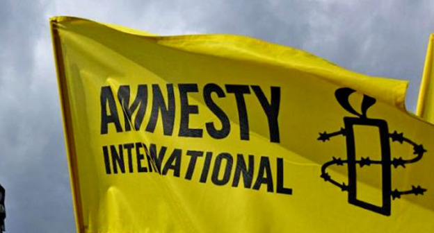 Флаг с логотипом Amnesty International. Фото http://haqqin.az/news/83912