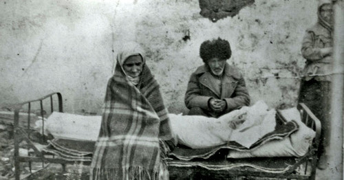 Ингушская семья Газдиевых у тела умершей дочери. Казахстан, 1944 год. Фото https://ru.wikipedia.org