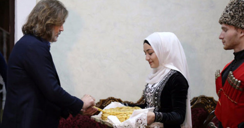 Никас Сафронов (слева) в Грозном. Фото https://chechnyatoday.com/content/view/295718