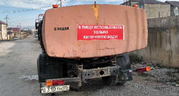 Водовоз в поселке Семендер, 9 ноября 2016 г. Фото: Ильяс Капиев для "Кавказского узла"