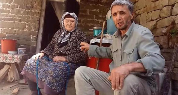 Рамазан Джалалдинов рядом с пожилой жительницей села Кенхи. Скриншот из видеообращения