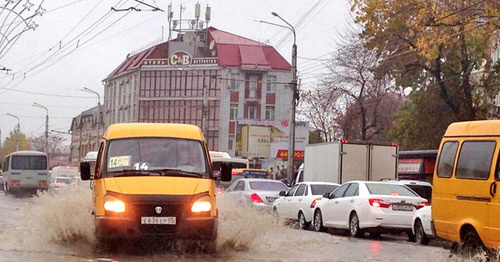 Улица Насрудинова после ливня. Махачкала, 17 ноября 2016 г. Фото Патимат Махмудовой для "Кавказского узла"