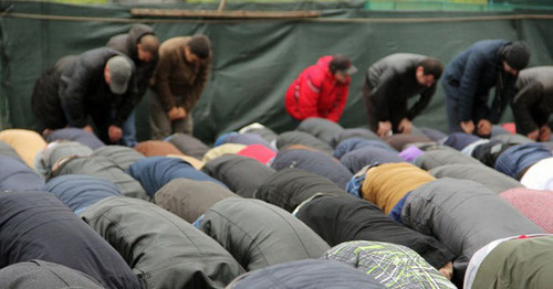 Верующие во время праздничной молитвы. Фото Магомеда Туаева для "Кавказского узла"