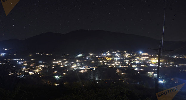 Ночной Гадрут, Карабах. Фото  © Sputnik/ Asatur Yesayants
 http://ru.armeniasputnik.am/karabah/20161119/5529937/Karabakh-narushenia-linia-soprikosnovenia.html